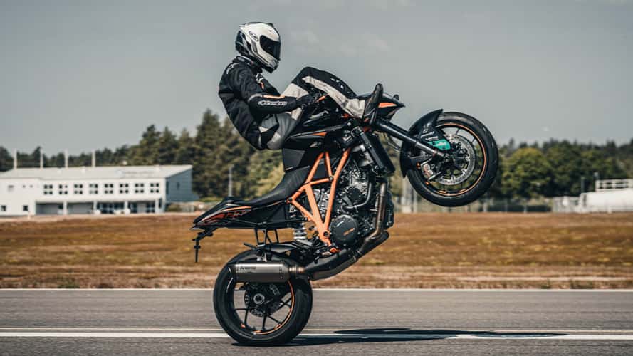 This Dude Set the World Record For the Fastest Handlebar Wheelie
